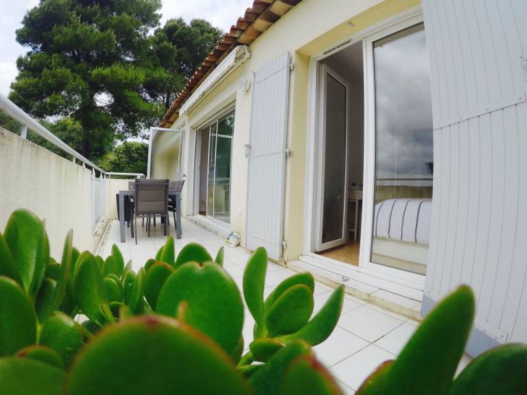 Rental apartment with patio, pool & yard — photo 2