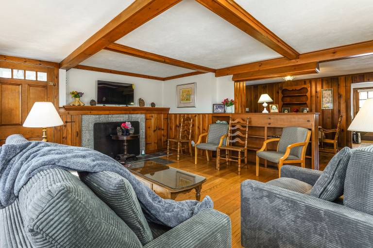 Stratford Family Home Near Forest & Historic Sites — photo 3