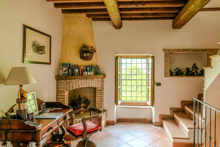 Charming villa overlooking Valfabbrica — photo 4