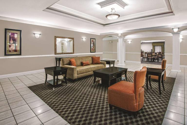 La Quinta Inn & Suites by Wyndham Stephenville — photo 4