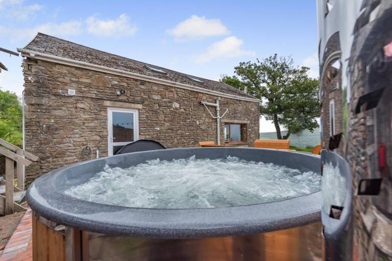 Cottage with jacuzzi — photo 5