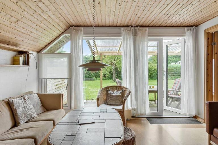 Fully equipped vacation home with patio | Pets allowed — photo 4
