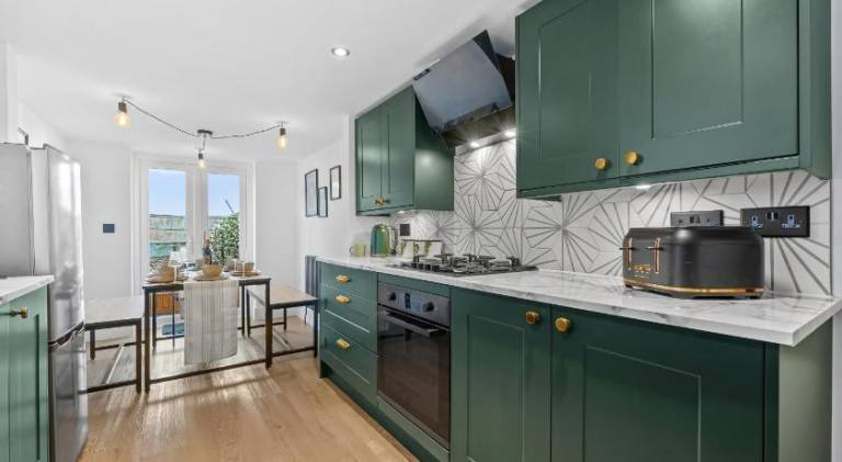Large Luxury 4 Bed Chic House Southampton Centre, Great for groups! Parking available, Sleeps 7- By — photo 2