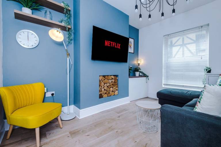 Stylish Spacious home Great Location sleeps 6