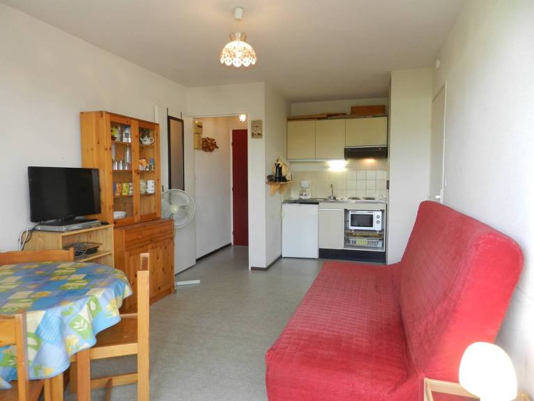 2-room apartment, sleeps 5, near beach, private parking — photo 3