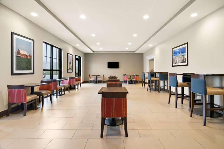 Comfort Suites Rensselaer near Fair Oaks — photo 5