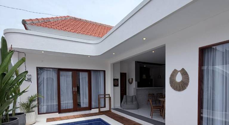 Villa with pool — photo 5