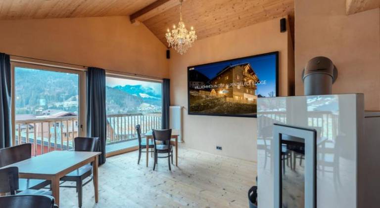 Charming lodge with yard, sauna & patio | Ski nearby | Dogs allowed — photo 3