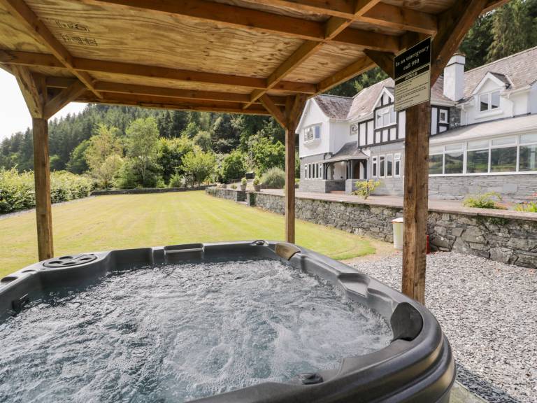 Cottage with jacuzzi & yard — photo 2
