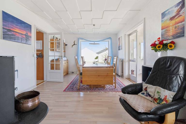 Family-oriented beautiful villa with patio, hot tub & yard | Sea view | Dogs allowed — photo 3