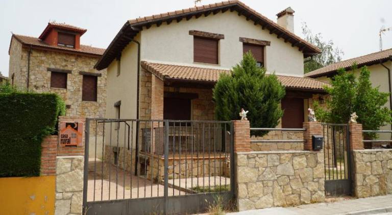 Chalet with patio, garden & BBQ in Ávila