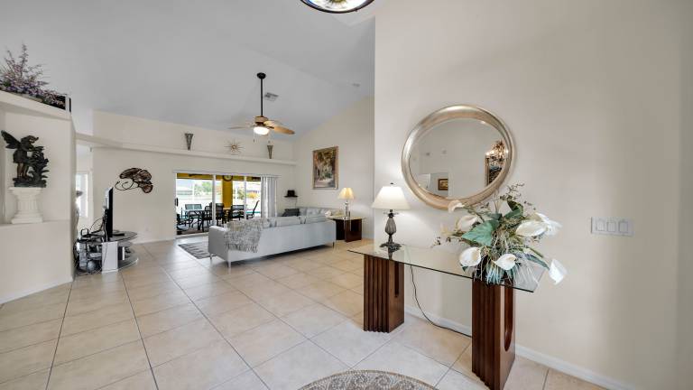 Spacious villa with terrace, hot tub & heated pool | Perfect for remote work | Pets allowed — photo 4