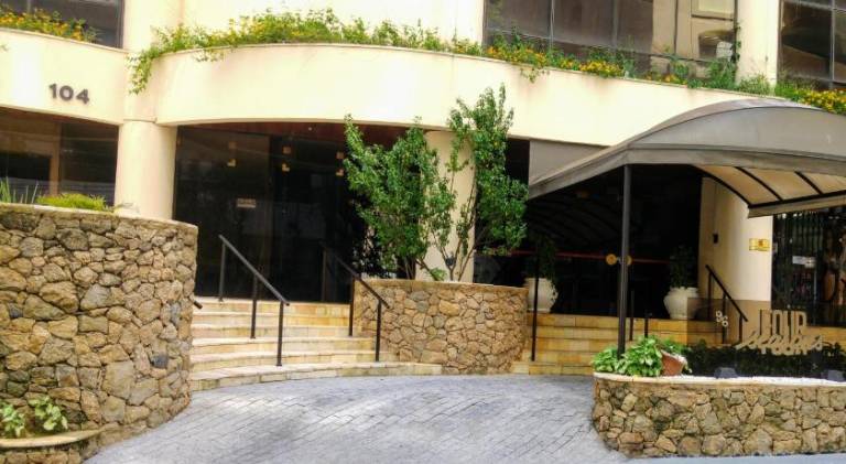Serviced apartment with patio, pool & grill — photo 4
