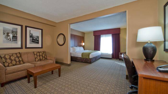 Russell Inn and Suites — photo 2