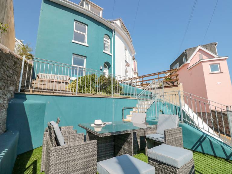 Cottage with yard | Beach view — photo 2