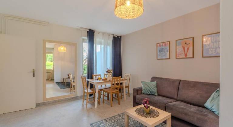Holiday apartment with private pool & garden in Antibes
