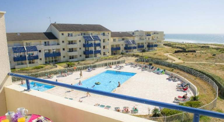 Apartment with pool in Lacanau