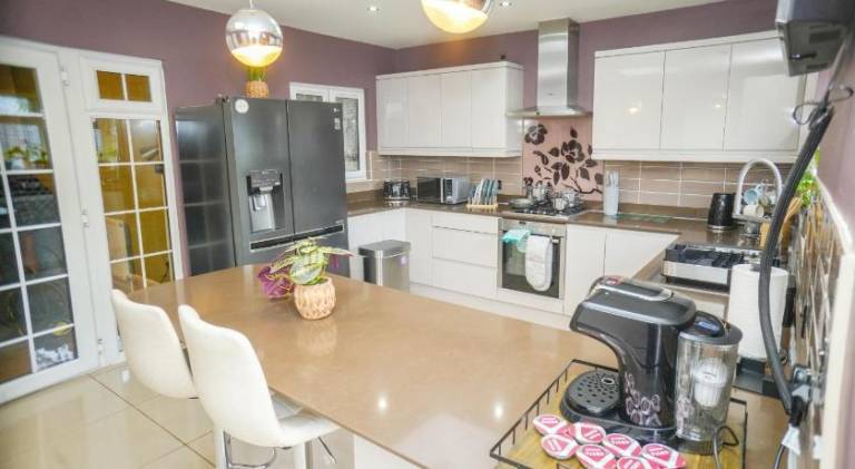 4 Bed House Near Heathrow Free Parking WiFi — photo 4