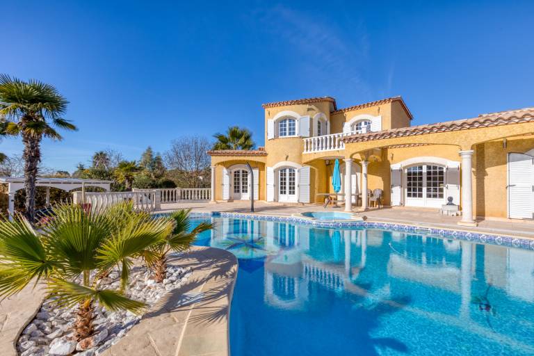 Apartment with terrace, pool & barbecue in Agde