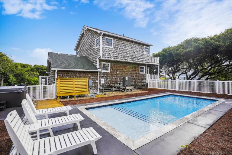 Private pool! Hot Tub! 400Ft of beach! Pet Friendly! — photo 4