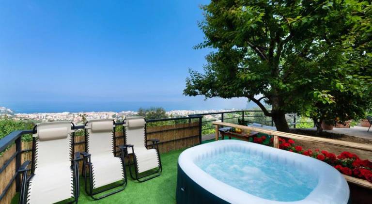 House with hot tub & garden — photo 3