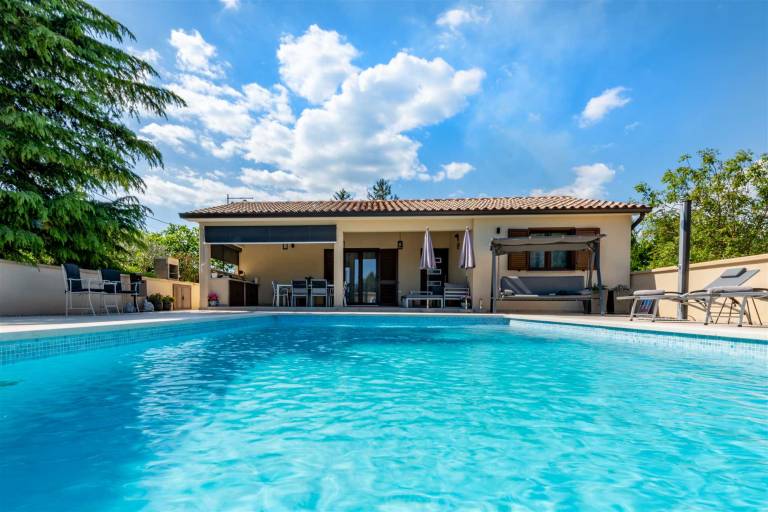 Rental with yard, terrace & BBQ | Pool view — photo 4