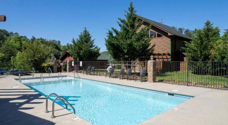 House with pool & jacuzzi | Dogs allowed in Pigeon Forge, TN