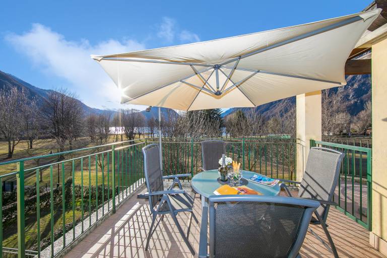 Child-friendly studio with patio | Water view | Close to the beach | Dogs allowed in Porlezza