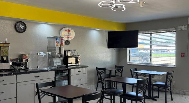 Super 8 By Wyndham Evansville East — photo 3