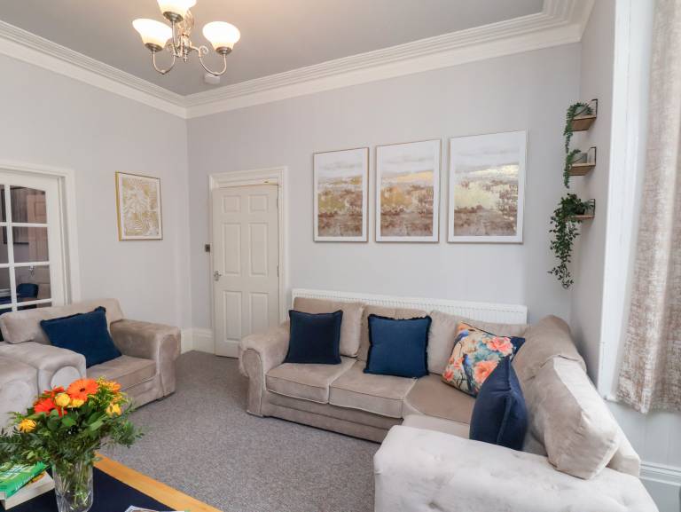 Family-oriented nice cottage with hot tub & yard | Beach view | Close to the beach | Pets are welcome — photo 5