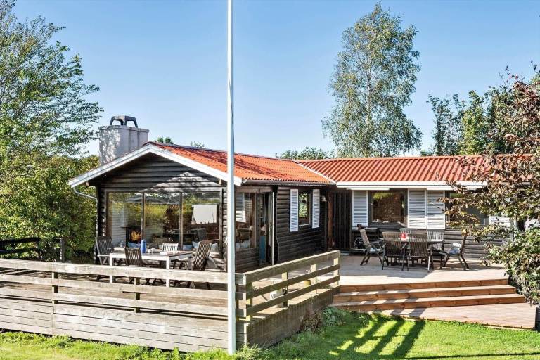 House with yard, BBQ & patio — photo 2