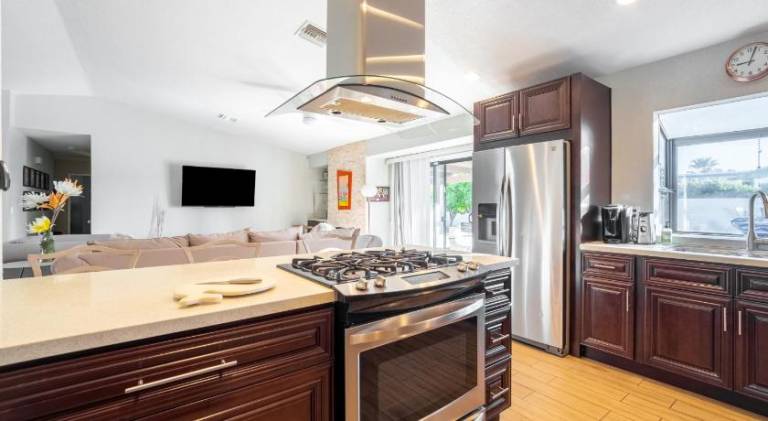 Fully equipped vacation home with private pool, barbecue & hot tub | Pets are welcome — photo 4