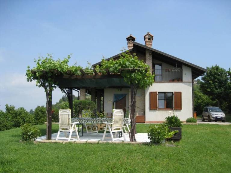 House  Montelupo Albese