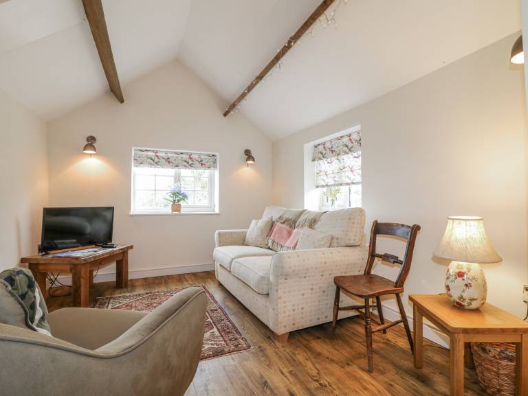 Cottage with garden — photo 2