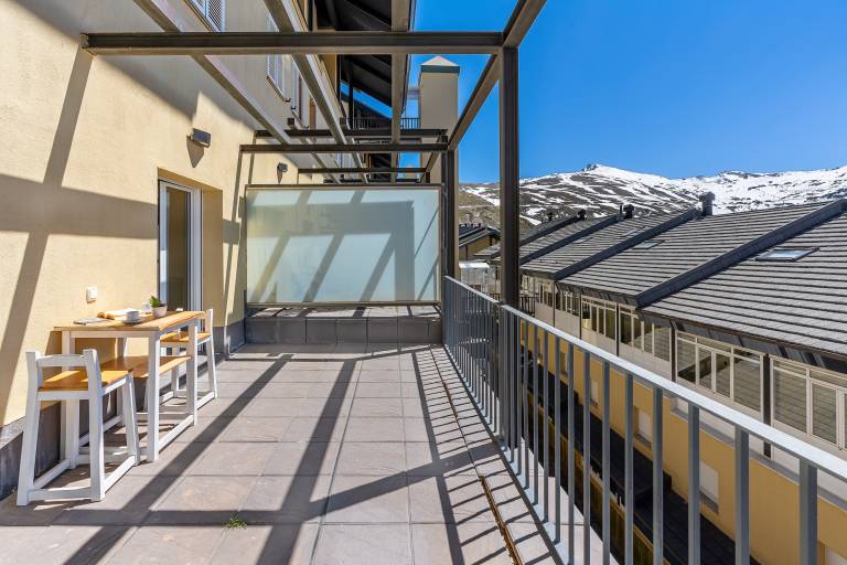 Deluxe Apartment with Mountain Views, Private Terrace & Wi-Fi — photo 3