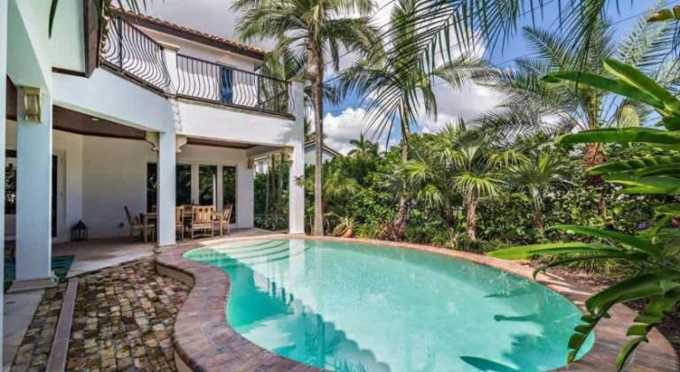 House with pool — photo 4