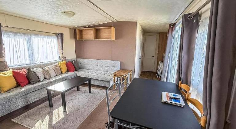 Lovely 8 Berth Caravan With Decking At Clacton-On-Sea In Essex Ref 28029Dw in Clacton-on-Sea