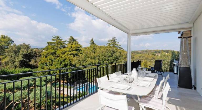 House with terrace, yard & barbeque in Valbonne