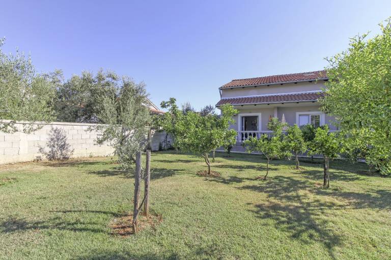Rental apartment with yard, barbecue & terrace in Pula