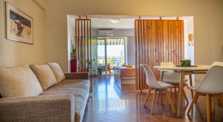 Holiday apartment with yard in Brela