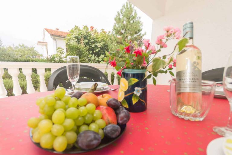 Holiday apartment with garden, BBQ & patio — photo 5