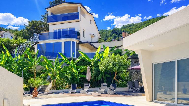 Villa with hot tub, BBQ & private pool | Pets allowed — photo 2