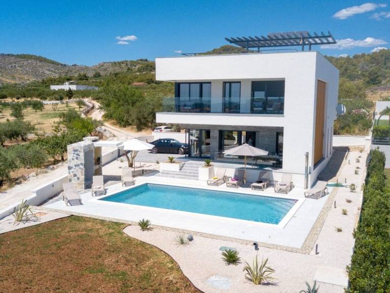 Vacation home with garden, patio & private pool — photo 3