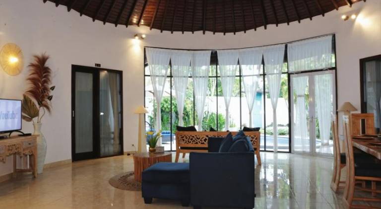 Beatrix Villa Seminyak with Private Pool & Garden — photo 3