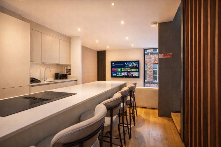 Child-friendly nice vacation home with garden & patio | Close to Manchester Town Hall | Good for workation | Dogs allowed — photo 3