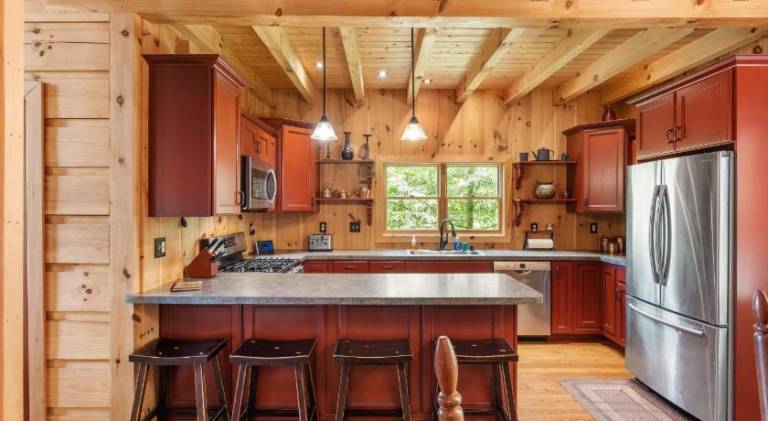 House with hot tub | Pet-friendly — photo 5