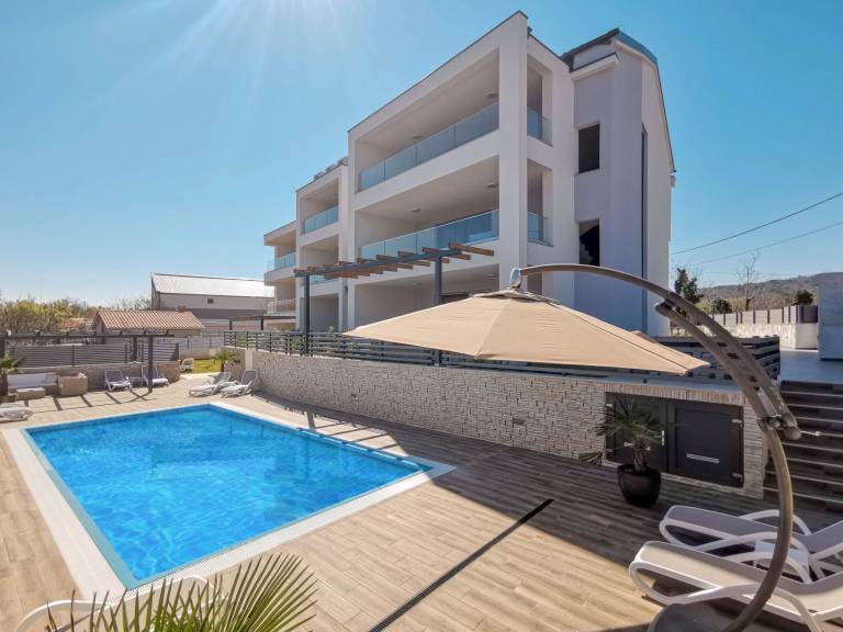 Holiday apartment with BBQ & pool in Crikvenica