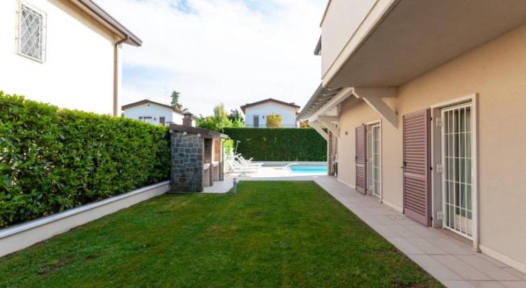 Villa with pool — photo 4
