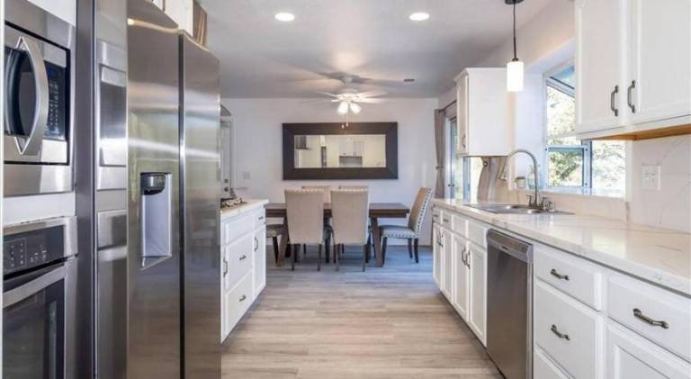 Ample vacation home with hot tub | Dogs allowed — photo 4