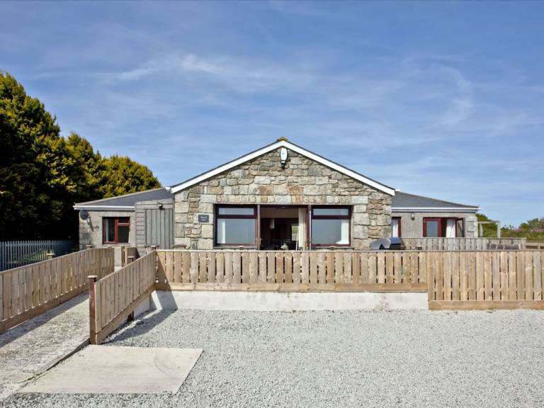 House with jacuzzi, garden & patio — photo 2